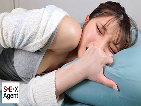 隣で添い寝しながら囁きオナニーをする女の顔　サンプル画像03